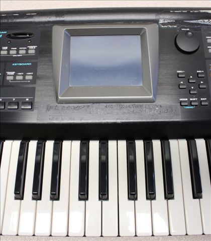 Roland-V Synth with 4GB card